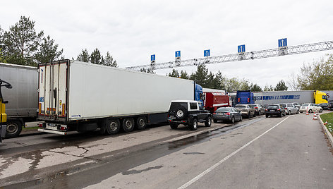 Sunkvežimiai prie techninės apžiūros centro