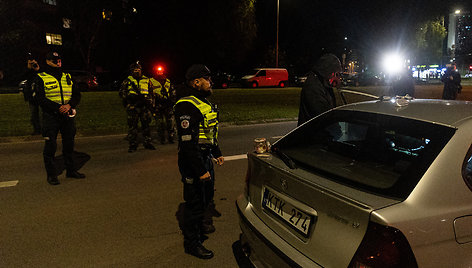 Per komendanto valandos pratybas Vilniuje, policijos patikros metu įkliuvo vyras su galimai narkotinėmis medžiagomis