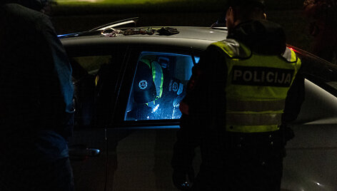 Per komendanto valandos pratybas Vilniuje, policijos patikros metu įkliuvo vyras su galimai narkotinėmis medžiagomis