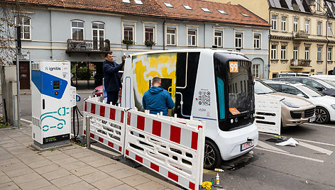 Grafičiais išpaišytas autonominis autobusas