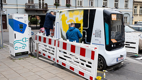 Grafičiais išpaišytas autonominis autobusas