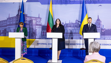 Marija Pejčinovič Burič, Ewelina Dobrowolska, Petro Bešta