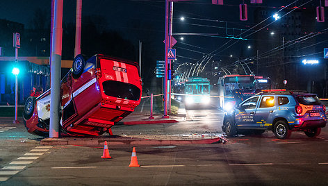 Vilniuje į apsaugininkus bloškėsi ir vertėsi ugniagesių autobusiukas