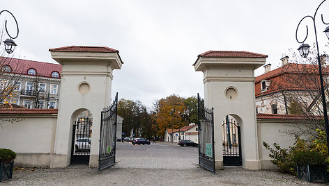 Sereikiškių parko Bernardinų sodo vartai