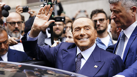 Silvio Berlusconi tris kartus buvo išrinktas Italijos ministru pirmininku. Vieniems jis buvo gabus ir charizmatiškas valstybės veikėjas, kitiems – populistas, naudojęsis valdžia asmeniniams tikslams siekti