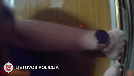 Šiaulių miesto patruliai gavo nekasdienį iškvietimą – teko gelbėti lifte prispaustą mergaitę