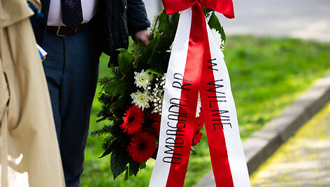 Gėlių padėjimo ceremonija Sapiegų parke prie &bdquo;Černobylio motinos&ldquo; paminklo 