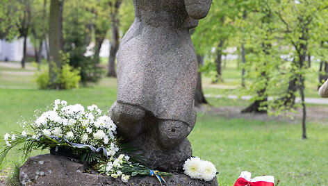 Gėlių padėjimo ceremonija Sapiegų parke prie &bdquo;Černobylio motinos&ldquo; paminklo 