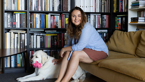 Rašytoja Jurga Tumasonytė ir jos labradorė Kira: šunybių ji nekrečia