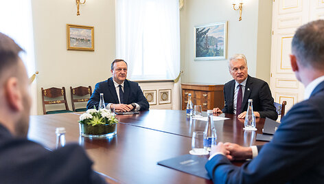 Vladislavas Kondratovičius, Gitanas Nausėda