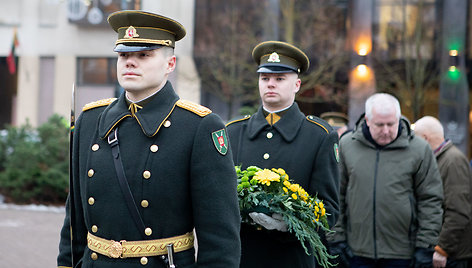 Gėlių padėjimo ceremonija prie Kovo 11-ajai skirto paminklo „Žinia“