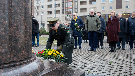 Gėlių padėjimo ceremonija prie Kovo 11-ajai skirto paminklo „Žinia“