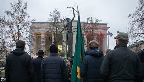 Gėlių padėjimo ceremonija prie Kovo 11-ajai skirto paminklo „Žinia“