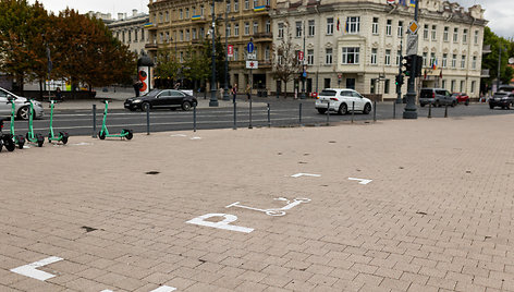 Pristatytos elektrinių paspirtukų stovėjimo vietos