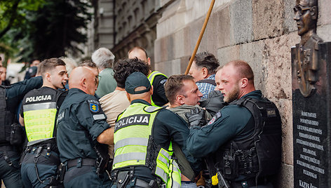 Vilniuje nuimama be leidimo pakabinta atminimo lenta Kaziui Škirpai