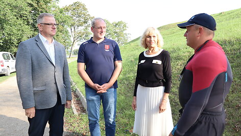 Auk&scaron;tutinės Dauguvos savivaldybės vicemeras Jānis Proms, Auk&scaron;tutinės Dauguvos savivaldybės Kultūros ir turizmo valdybos Turizmo skyriaus vadovas Rolands Gradkovskis, Zarasų rajono savivaldybės merė Nijolė Guobienė ir V&scaron;Į Zarasų turizmo ir verslo informacijos centro projektų vadovas Ramūnas Ker&scaron;ys pr