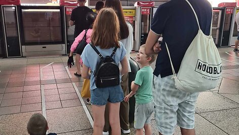 Prie metro visi susirikiuoja į tvarkingą eilutę