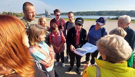 Žygio dalyvius organizatorius J.Nekrašius (nuotr. centre) supažindino su Šiaulių buriavimo istorija, padavimais ir legendomis apie Talkšos ir Rėkyvos ežerus, su jų gamtosaugos problemomis