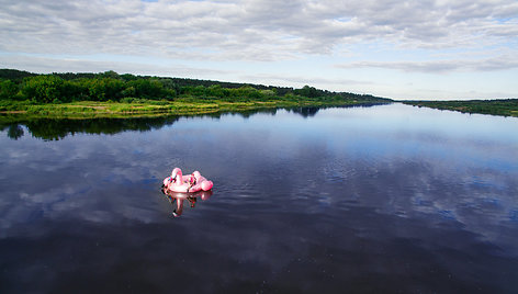 Dviejų draugų kelionė pripučiamu flamingu