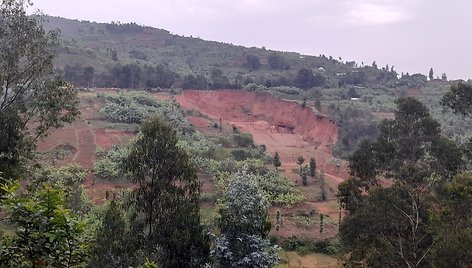 Ruanda. Dėl didelio kritulių kiekio ir kalnuotumo šalyje yra dažnos nuošliaužos, niokojančios kelius ir kt.