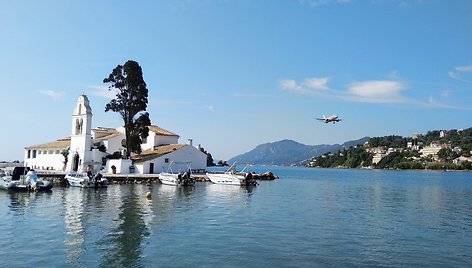 Kanoni, Korfu simbolis – Vlachernos vienuolynas ant vandens ir virš jo besileidžiantys lėktuvai