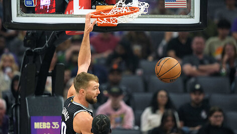 Domantas Sabonis deda kamuolį į &bdquo;Heat&ldquo; krep&scaron;į.