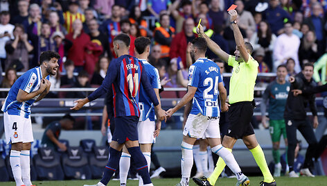Teisėjas Antonio Lahozas kortelių negailėjo.