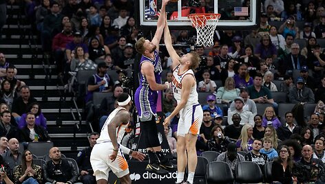 Domantas Sabonis per Jocką Landale'ą deda kamuolį į &bdquo;Suns&ldquo; krep&scaron;į.