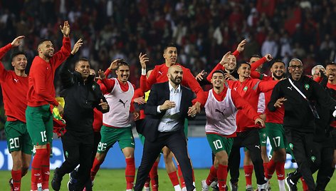 Maroko rinktinės treneris Walidas Regragui su komanda džiaugiasi pergale.