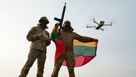 Ukrainos kariai su &bdquo;Blue / Yellow&ldquo; perduotu dronu / Asmeninio albumo nuotr.
