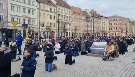 Malda Var&scaron;uvos gatvėje. Stop kadras