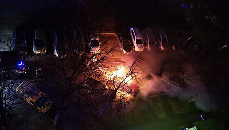 Ugniagesiai naktį skubėjo į Pa&scaron;ilaičius: buvo gesinami padegti automobiliai