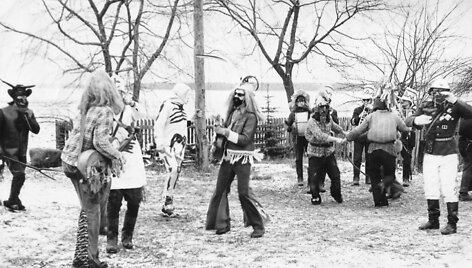 Grū&scaron;laukės Užgavėnių persirengėliai, 1974