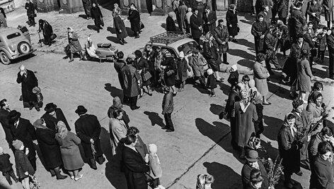  Verbų sekmadienis prie Au&scaron;ros vartų, 1968. Nuotrauka i&scaron; A.Kunčiaus albumo &bdquo;Fotografuota Vilniuje 1960-1970 metais&ldquo;