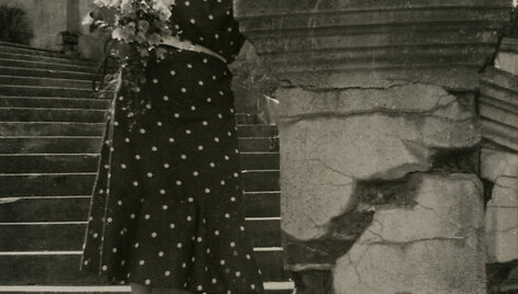 Dailininkė Olga Dubeneckienė-Kalpokienė Palangos parke. Apie 1934 m. 