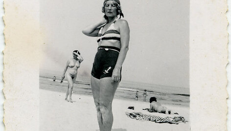 Dailininkė Olga Dubeneckienė-Kalpokienė moterų paplūdimyje. Apie 1930 m. 