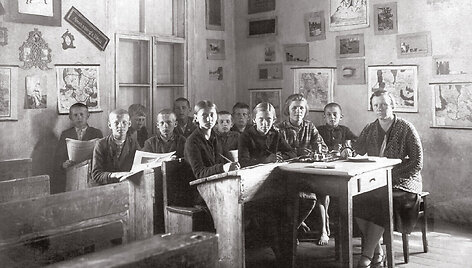 Antroje eilėje pirmas i&scaron; kairės Stasys Mik&scaron;ta. 1930 m. gegužės 27 d. I&scaron; S.Mik&scaron;tos albumo
