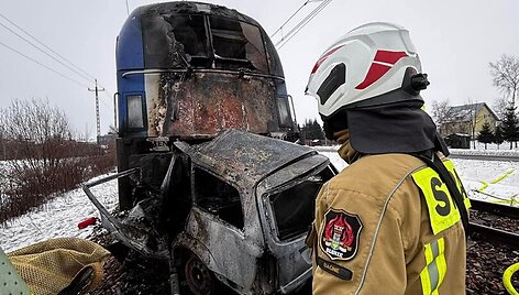 Lenkijoje du traukiniai rėžėsi į automobilį ant pervažos