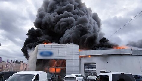 Var&scaron;uvos automobilių salone siautėjo didžiulis gaisras