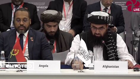 Afganistano teisingumo ministerijos vadovas Abdulas Hakimas Haqqani (de&scaron;inėje)