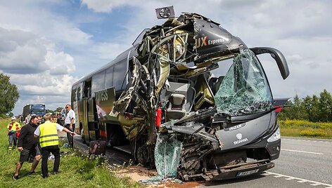 Estijoje &bdquo;Lux Express&ldquo; autobusas įlėkė į sunkvežimį