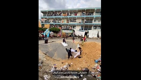 Palestiniečių vaikai žaidžia bombų i&scaron;mu&scaron;tuose krateriuose