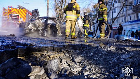 Po Rusijos atakos Chersone – sudegęs automobilis ir du negyvi žmonės