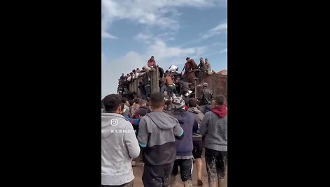 Tūkstančiai palestiniečių bando gauti miltų i&scaron; pagalbos sunkvežimio