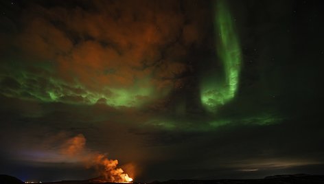 Kerintys Šiaurės pašvaistės vaizdai virš Islandijos ugnikalnio 