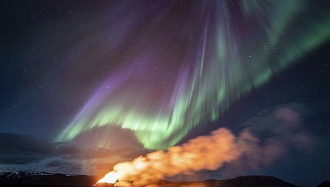 Kerintys Šiaurės pašvaistės vaizdai virš Islandijos ugnikalnio 