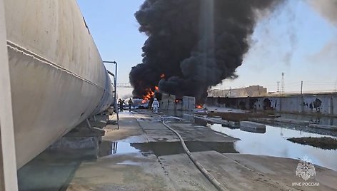 Rusijos Omsko miesto naftos gamykloje įsiplieskė milžiniškas gaisras