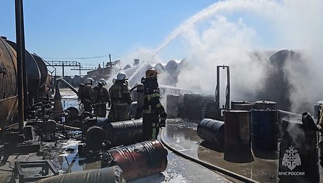 Rusijos Omsko miesto naftos gamykloje įsiplieskė milžiniškas gaisras