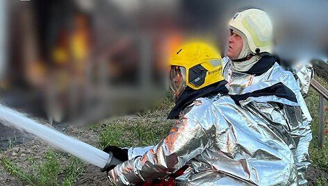 Rusai atakavo pramoninį objektą Kyjive: gaisrui gesinti pasitelktas robotas ir gaisrinis traukinys