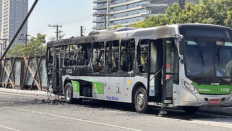 San Paule nedidelis lėktuvas rėžėsi į autobusą judrioje gatvėje